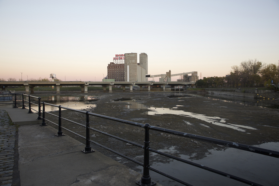 08 Peel Basin Train Bridge - Installation photo 1 - Sounding the City 001 - Montréal 2015-2016